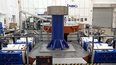 Tests auf 500 kN Schwingprüfanlage bei IABG in Ottobrunn